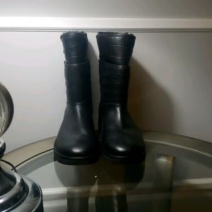 UGG WMN SZ 9 LEATHER SHERPA LINED MID SIZED BOOTS